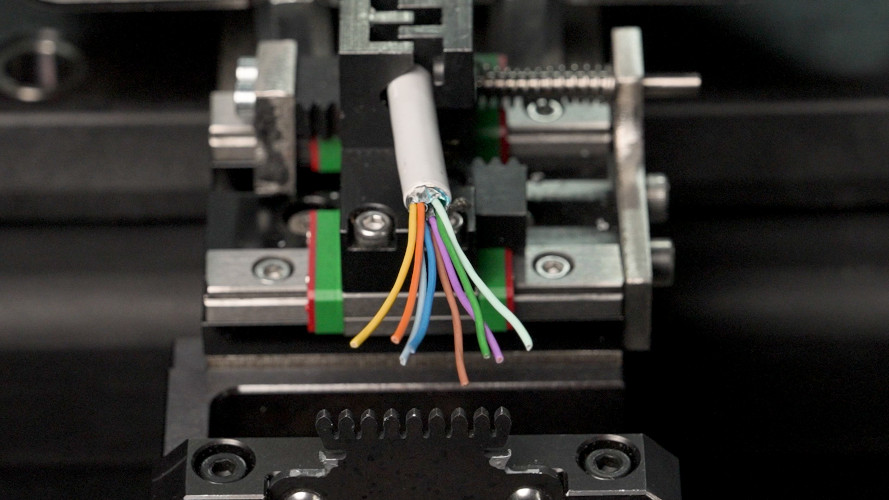 Cable conductors prepared in an automated wire-handling station